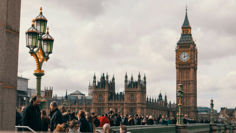 UK to raise immigrant English requirement to A-level (B2) from 2026 for key work visas under new immigration rules.