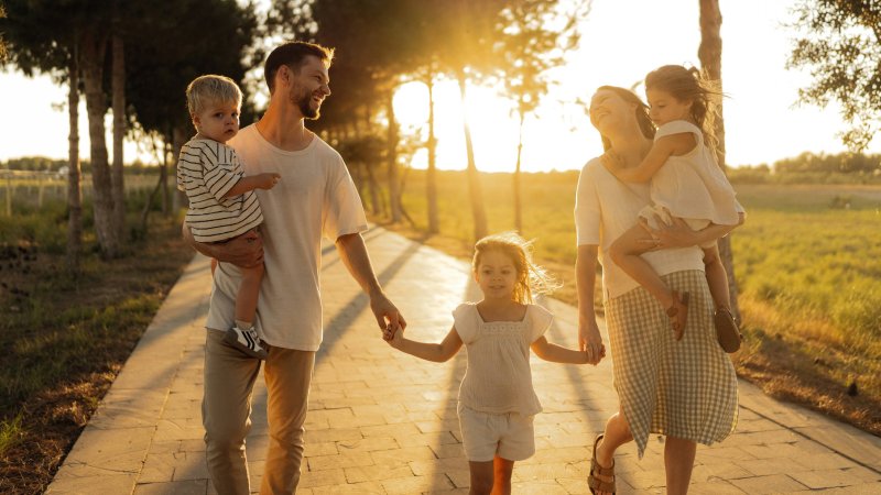 Guide to UK Skilled Worker Dependant Visa: eligibility, documents, and rules for bringing your partner and children.